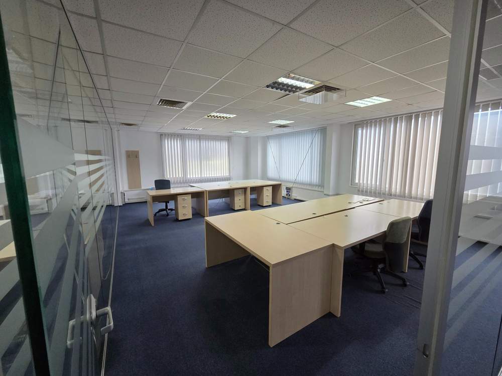 Birou de colț cu lumină naturală